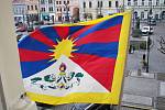 Tibetská vlajka visí na budově lounské radnice pravidelně.
