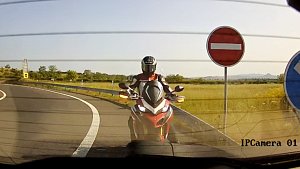 Policie zastavila motorkáře, který na dálnici D7 překročil povolenou rychlost o 110 kilometrů v hodině.