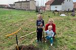 Okrašlovací spolek ve Stroupči na Žatecku připravil na víkend výsadbu Dětského sadu.