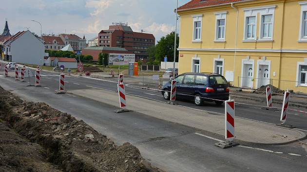 V Hrnčířské ulici v Lounech poblíž autobusového nádraží se rekonstruuje veřejné osvětlení. V místě probíhají výkopové práce.