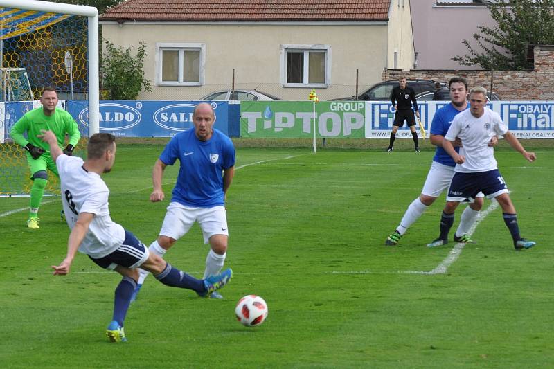 Fotbalisté Dobroměřic (v bílém) sice inkasovali první, pak ale soupeře smetli pěti góly.