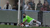 Promarněné šance v prvním poločase mrzely, Rozhodnout musely opět penalty a ty Louny (v modrém) i díky dvěma úspěšným zákrokům Pokorného zvládly.