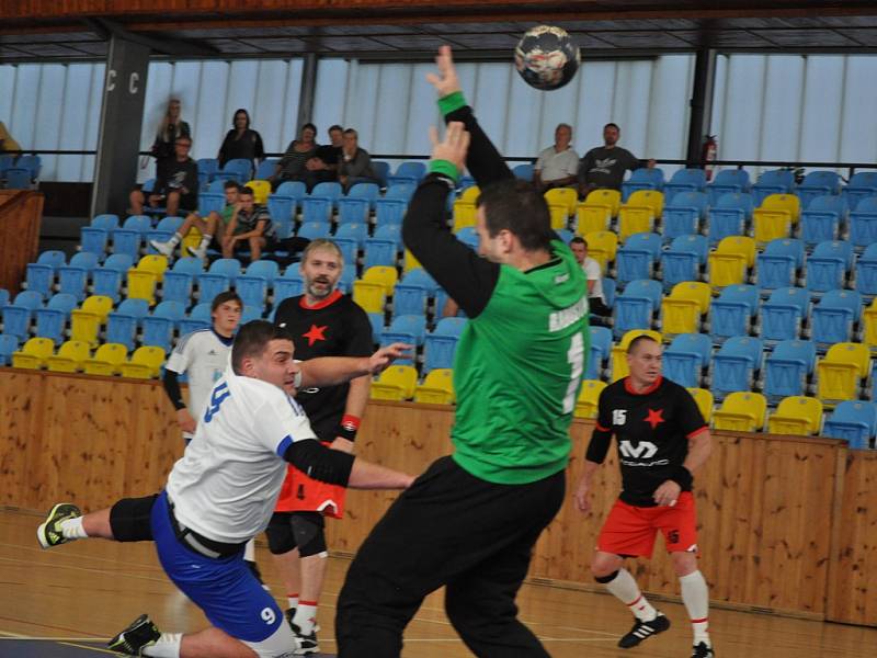 Utkání házenkářů Loun (v bílém) proti Slavii Praha