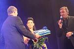 Šéfredaktor Deníku Jan Korbel předává ocenění krásce Monice Kobzové, pro kterou hlasovali čtenáři deníků.