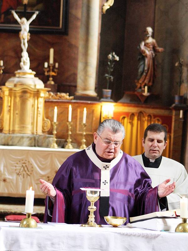 Kardinál Dominik Duka, nejvyšší představitel římskokatolické církve v ČR, navštívil Opočno na Lounsku, kde sloužil nedělní mši