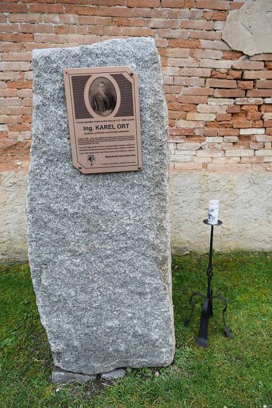 Připomínka 100. výročí úmrtí vynálezce Karla Orta v Košticích