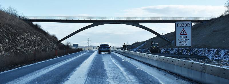 Po zimní pauze se opět rozjíždějí práce na stavbě dálnice D7 Praha - Chomutov u Loun.