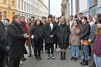 U lounské sokolovny si v pátek dopoledne účastníci připomněli události z let 1949 a 1950, kdy byli za protikomunistickou činnost v budově odsouzeni a následně popraveni členové odbojové organizace MAPAŽ.