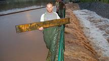 Blesková povodeň v Lubenci 9. 6. 2013. Místní rybáři odstraňovali z hráze Lubeneckého rybníka nepořádek aby usnadnili odtok vody