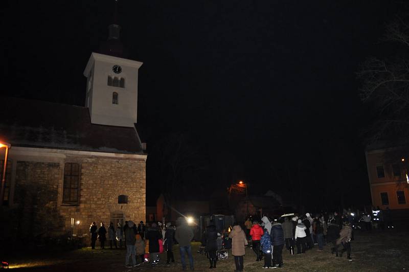 Lidé se sešli v Lenešicích na náměstí u Kostela sv. Šimona a Judy. Tentokráte však proběhlo zpívání venku před kostelem. K učitelům a dětem ze Základní školy se přidali lenešičtí občané.