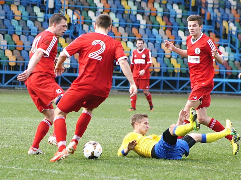 Blšany (ve žlutém) v sobotu porazili tým Hrobců 2:1 a příkladně se rvou o záchranu.