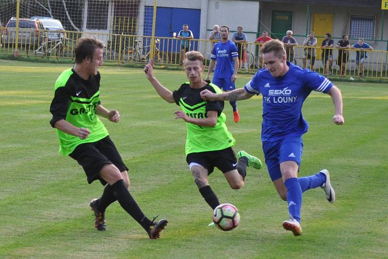 Louny (v modrém) porazily v poháru Chlumčany 6:0