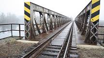 Železniční most přes řeku Ohři u Libočan na Žatecku má letos projít rozsáhlou rekonstrukcí. Od srpna do října se kvůli tomu chystá výluka mezi Žatcem a Podbořany.