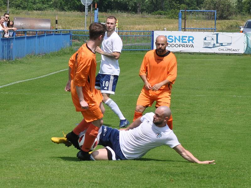 Fotbalisté Dobroměřic (v bílém) deklasovali svého soupeře a jdou za prvenstvím v Korona Cupu.