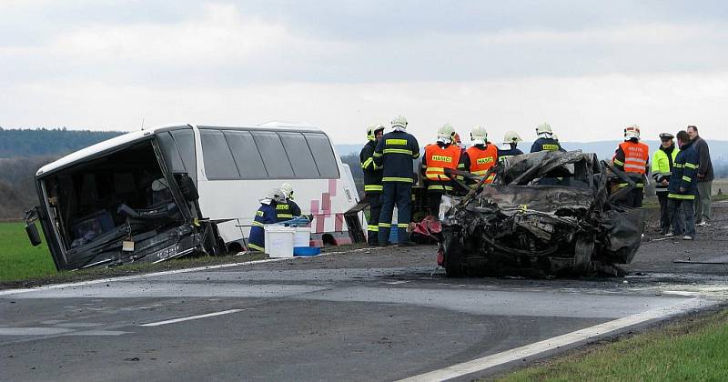 Při čelním střetu s autobusem u Bítozevsi uhořel řidič seatu