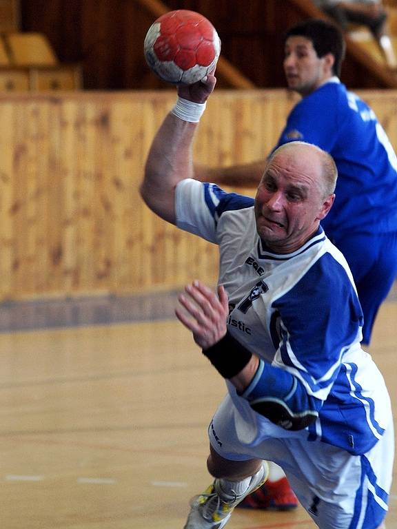 Ve finále play off o postup do první házenkářské ligy mužů se střetl v Lounech domácí tým s hráči Košutky. Jiří Hanus v akci.