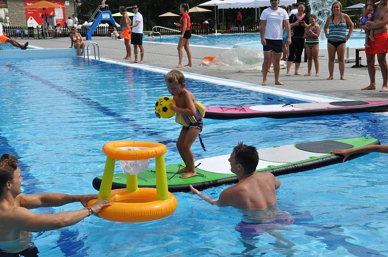 Rozloučení s dvouměsíčním volnem školáků na lounském koupališti.