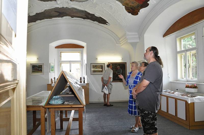 Tři výstavy nabízí v nové turistické sezoně raně barokní zámek v Pátku na Lounsku.