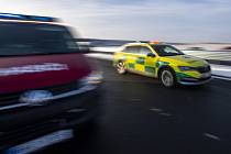 Záchranáři u nehody - Hasiči, policisté a zdravotničtí záchranáři u dopravní nehody. Ilustrační foto.