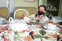 Pro návštěvníky chystají na zámku v Krásném Dvoře novinky také v expozici. Proměny se dočká letní jídelna, vznikne tam sladký salon. Na snímku kastelánka Michaela Hofmanová.