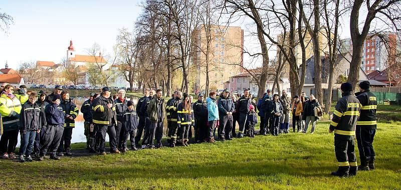 Účastníci rybářských závodů v Podbořanech z řad dobrovolných hasičů mezi sebou vybrali 34 tisíc korun na pomoc rodině Vojtíška z Vroutku.