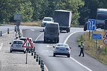 Na konci dálnice D7 ve směru od Chomutova na Prahu u Postoloprt policisté často měří rychlost.