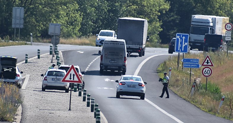 Na konci dálnice D7 ve směru od Chomutova na Prahu u Postoloprt policisté často měří rychlost.