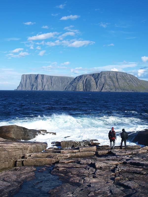 Pohled z nejsevernějšího místa Evropy, výběžku Knivskjellodden, na útes Nordkappu