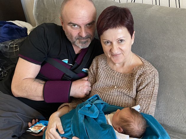 Alena Maršalová verbringt ihre Zeit am liebsten mit ihrer Familie.  Auf dem Foto mit ihrem Mann und ihrem Enkel.
