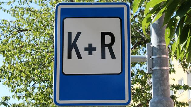Dopravní značka K + R je v Mostě nově v ulici Obránců míru u 11. základní školy.