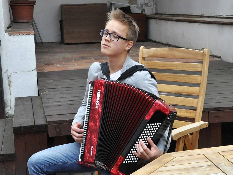 Muzejní noc v Lounech a výstava Bylo tu..., není tu s historickými fotografiemi západního předměstí