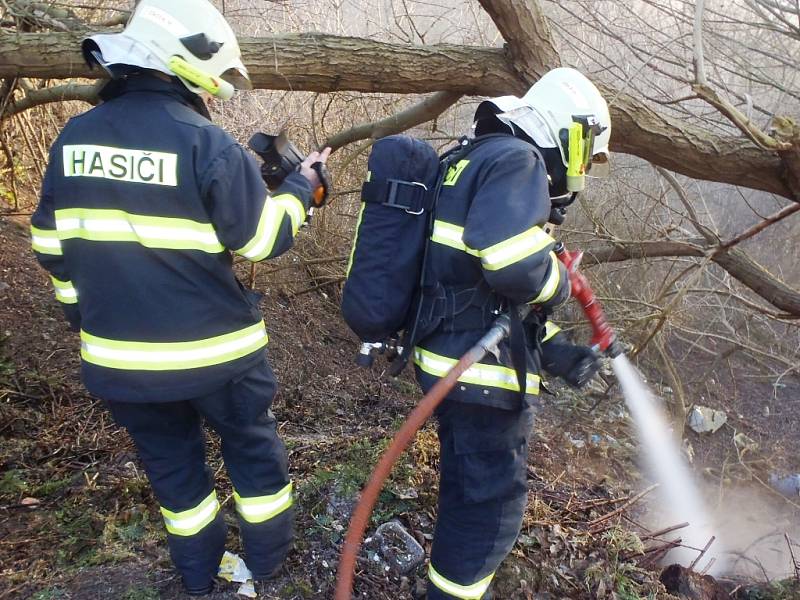 Hasiči likvidují požár skládky v Sukově ulici v Žatci 