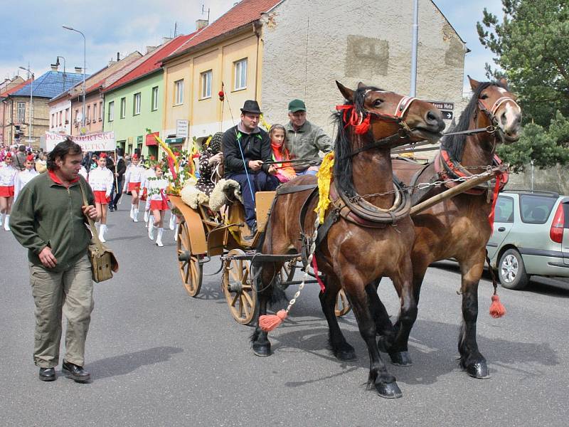 Prvomájový průvod při slavnostech v Postoloprtech