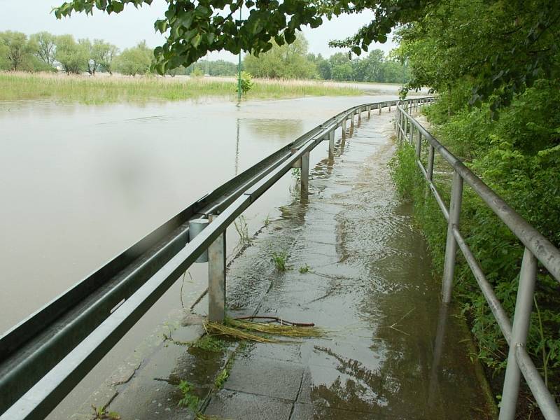 Úterý 4. června 2013. Silnice a chodník mezi Vršovicemi a Černčicemi je kvůli vodě zavřená.