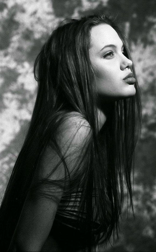 Angelina Jolie, rok 1990