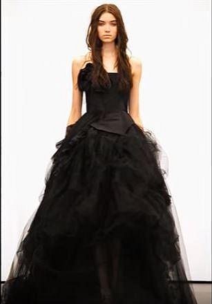 Další model černé svatební šaty