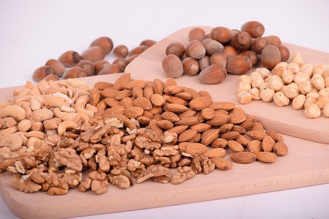 Ořechy, mandle a různá semínka obsahují zdraví prospěšné oleje a jsou bohaté i na vlákninu