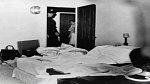 Marilyn Monroe - zemřela 8. srpna 1962. Byla nalezena ve své posteli, nahá, ležící na břiše a s telefonem v ruce. Všude okolo byly rozházené krabičky od léků.