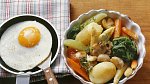 Vajíčko a zeleninový salát s bramborami.