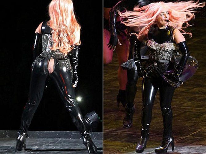 Obleček Lady Gaga byl tak upnutý, že nevydržel její nadšení