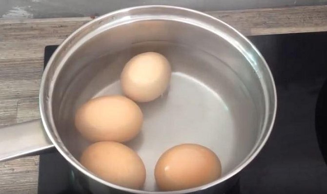 Vajíčka uvaříme na tvrdo.