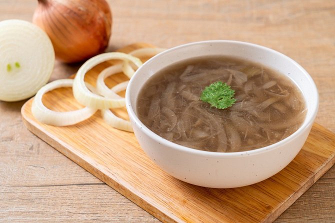 Cibulová polévka je dietní a zdravá.