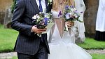 Lady Mary Charteris byla na svatbě s Robbie Furzem v září 2012 oblečená tak napůl.