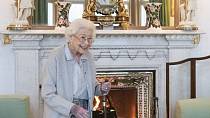 Královna Alžběta II. měla kabelku vždy u sebe. 