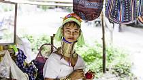 Severní Barma - Jistě jste někdy zaregistrovali barmské ženy, které praktikují pradávný zvyk, při kterém si od dětství protahují krk obručemi, které mají kolem něj obtočené. Nevěrná barmská žena je potrestána tak, že jí jsou ...