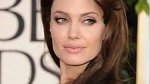 FOTOGALERIE: Angelina Jolie od narození až po současných 42 let. Plastiky ji úplně proměnily!