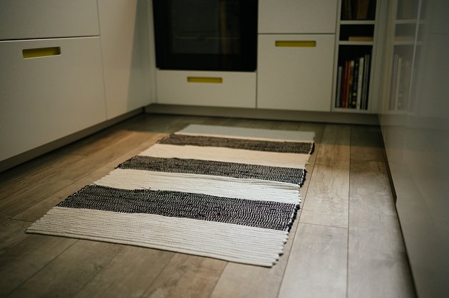 Pokud nemáte podlahové topení, zahřejte se kobercem. Pro pracovní místa (kuchyně) nebo jinak vytížené prostory (haly, předsíně) jsou vhodné tkané běhouny nebo koberečky, které jsou nenáročné na údržbu.