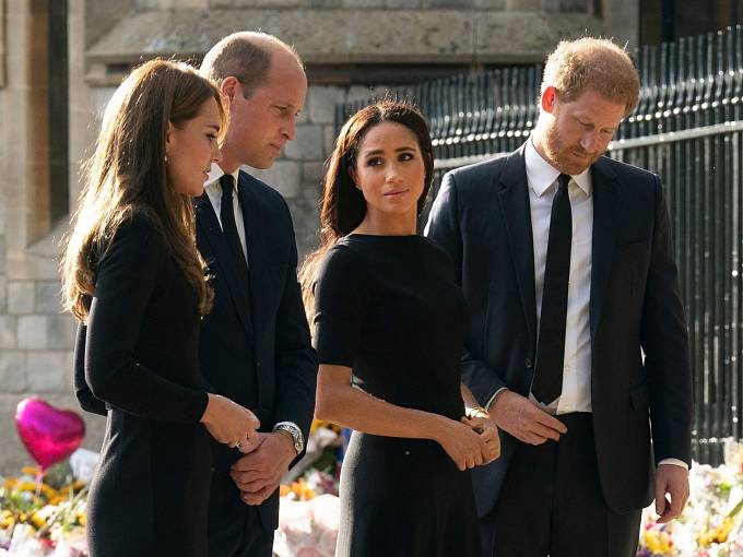 Dvojice se spolu ale moc nebavily. Kate pak přiznala, že pro ni bylo setkání s Harrym a Meghan velmi náročné. 