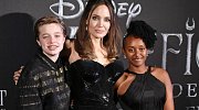 Angelina Jolie se svými dcerami Shiloh a Zaharou