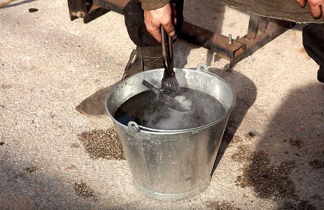 Tohle je "chuťovka"! Ženy ve středověku věřily, že jim od nechtěného početí pomůže pití vody, kterou předtím použili kováři ke schlazení rožhaveného železa.